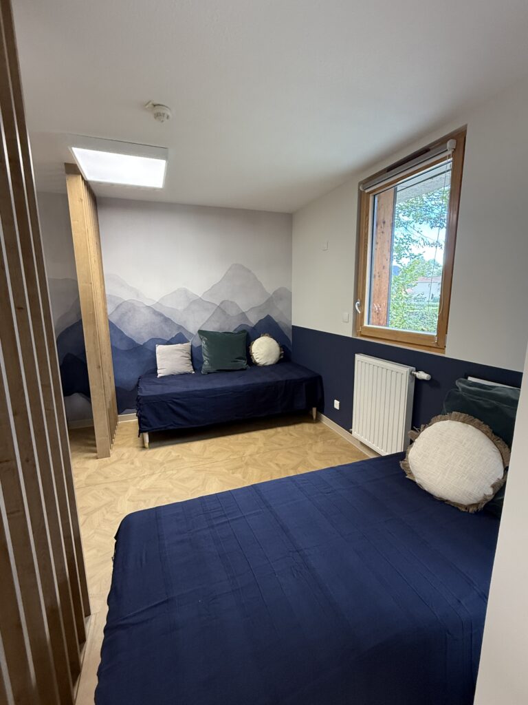 banquette, coussins, claustra en bois