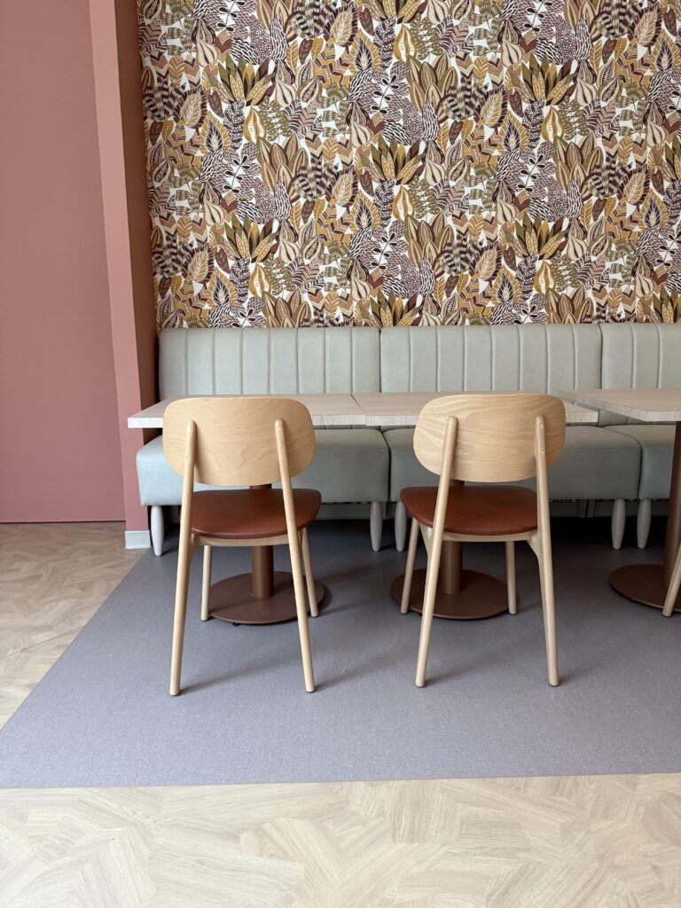 papier peint, banquette, bistrot, chaise, table