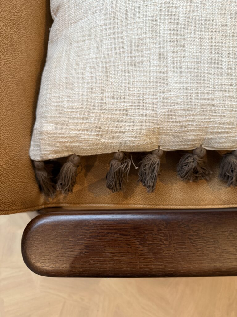 fauteuil, rétro chic, coussin, bois