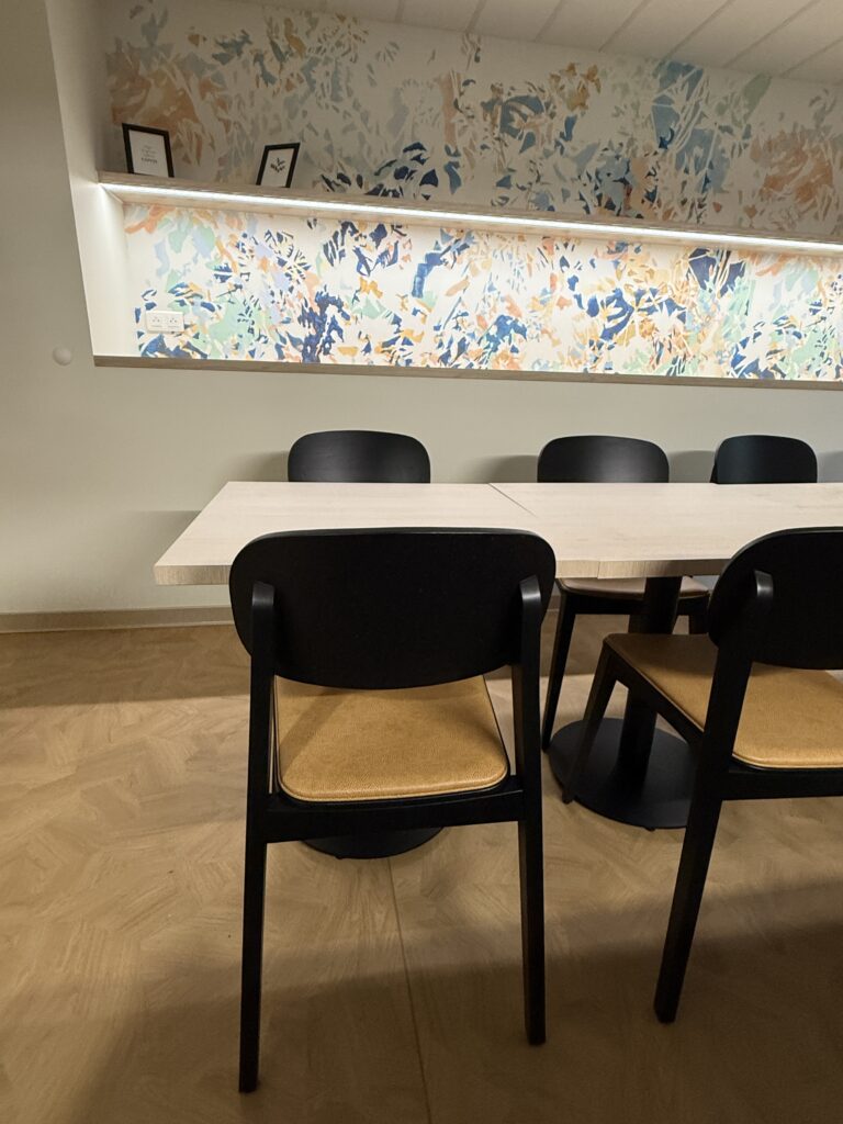 chaise, table, papier peint